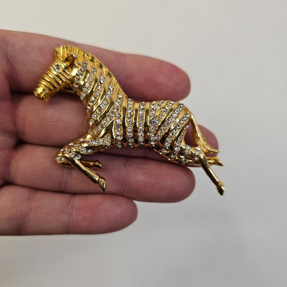 Oleg Cassini 1964 Gold Tone Zebra Horse Brooch Clear Rhinestone Marked Pin VTG - Picture 5 of 7
